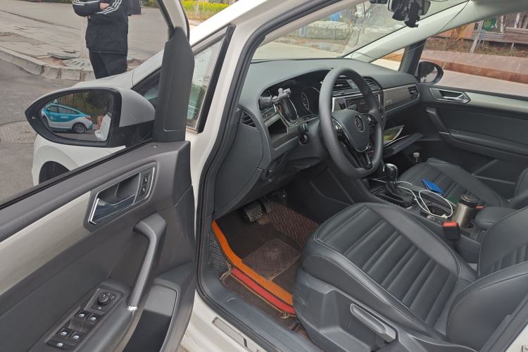Used Volkswagen Touran 2022 Volkswagen Touran L 280TSI DSG Comfort Edition 7 Seats Driver Seat