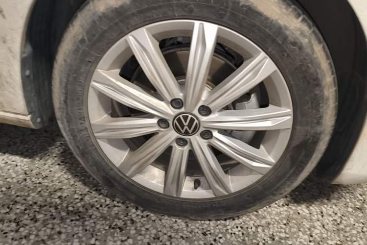 Used Volkswagen Touran  Right Front Wheel Hub