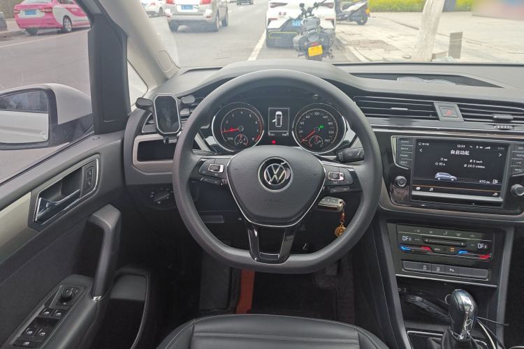 Used Volkswagen Touran 2022 Volkswagen Touran L 280TSI DSG Comfort Edition 7 Seats Steering Wheel