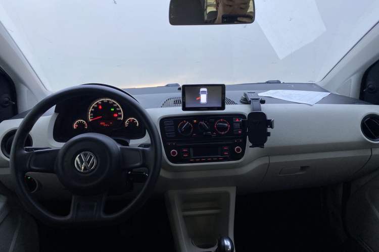 Used Volkswagen up! 2015 1.0L move up! Interior 1