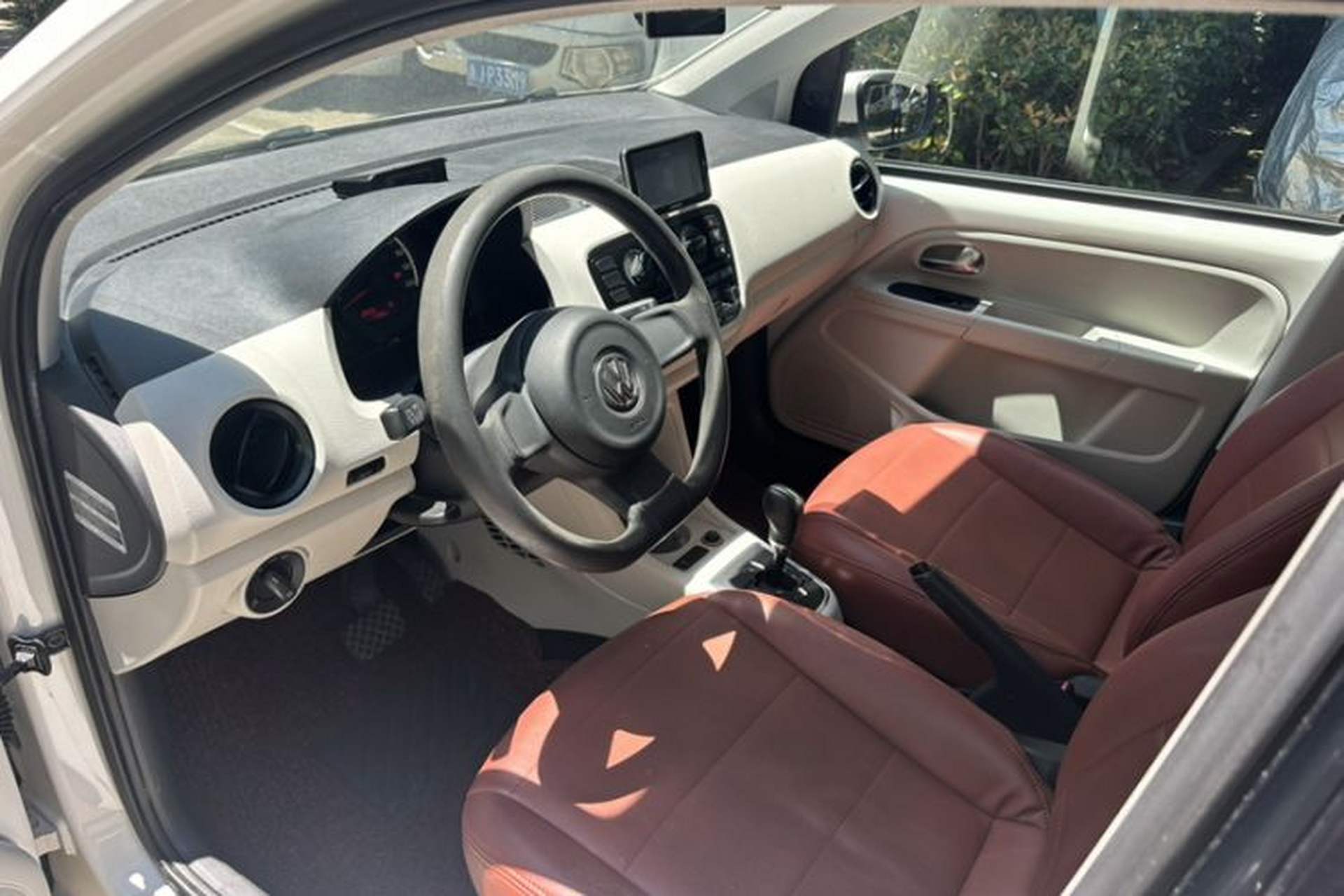 Used Volkswagen up! 2015 1.0L move up! Interior 1