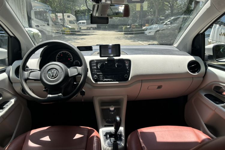 Used Volkswagen up! 2015 1.0L move up! Interior 2