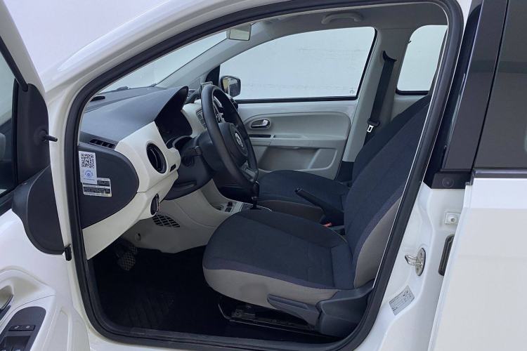 Used Volkswagen up! 2015 1.0L move up! Interior 5