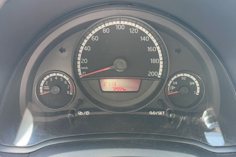 Used Volkswagen up! 2015 1.0L move up! Odometer Close Up