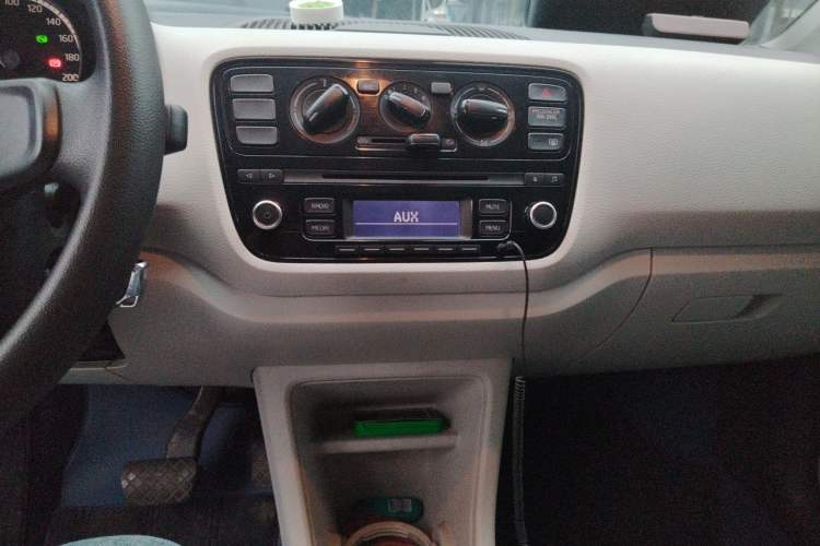 Used Volkswagen up! 2015 1.0L move up! Audio And AC Panel