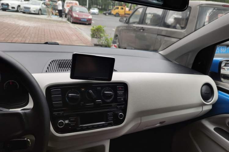 Used Volkswagen up! 2015 1.0L move up! Audio And AC Panel