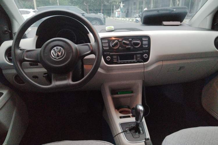 Used Volkswagen up! 2015 1.0L move up! Center Console