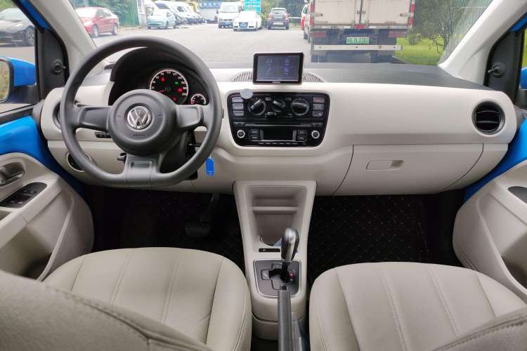 Used Volkswagen up! 2015 1.0L move up! Center Console