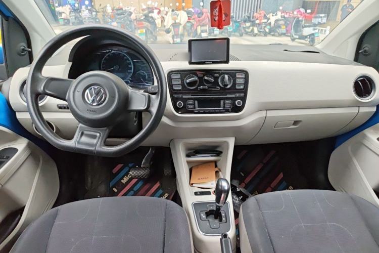 Used Volkswagen up! 2015 1.0L move up! Center Console