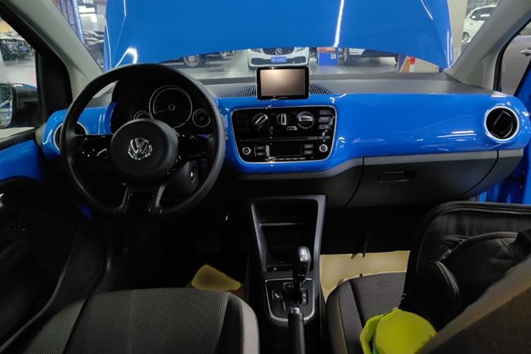 Used Volkswagen up! 2015 1.0L go high! Center Console