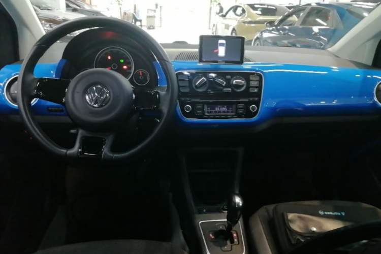 Used Volkswagen up! 2015 1.0L go high! Center Console