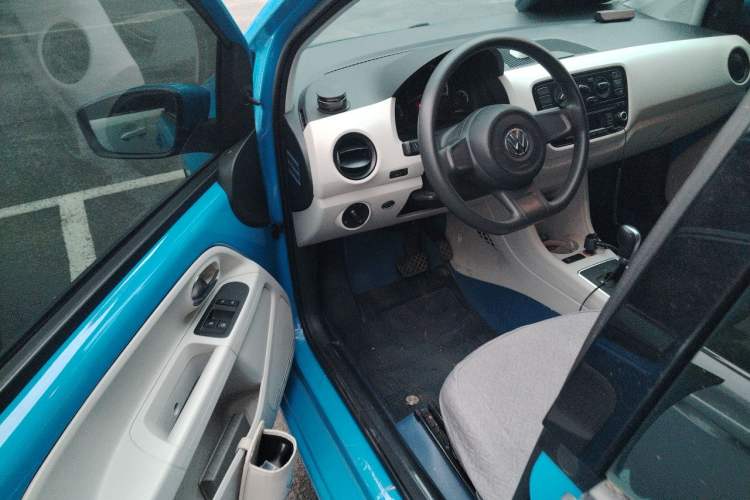Used Volkswagen up! 2015 1.0L move up! Driver Seat