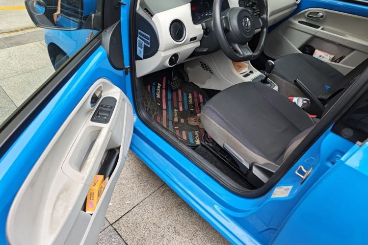 Used Volkswagen up! 2015 1.0L move up! Driver Seat