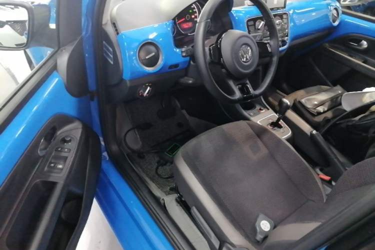 Used Volkswagen up! 2015 1.0L go high! Driver Seat