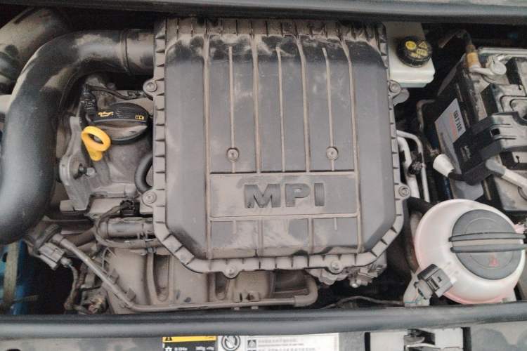 Used Volkswagen up! 2015 1.0L move up! Engine Bay