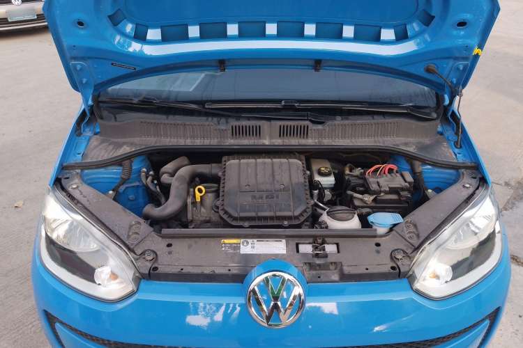 Used Volkswagen up! 2015 1.0L move up! Engine Bay