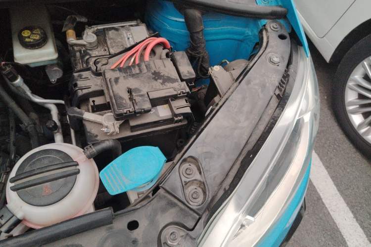 Used Volkswagen up! 2015 1.0L move up! Engine Bay Left