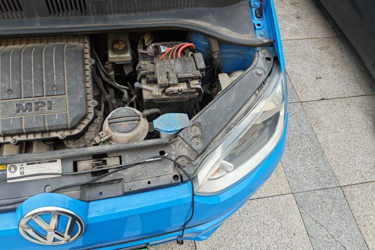 Used Volkswagen up! 2015 1.0L move up! Engine Bay Left