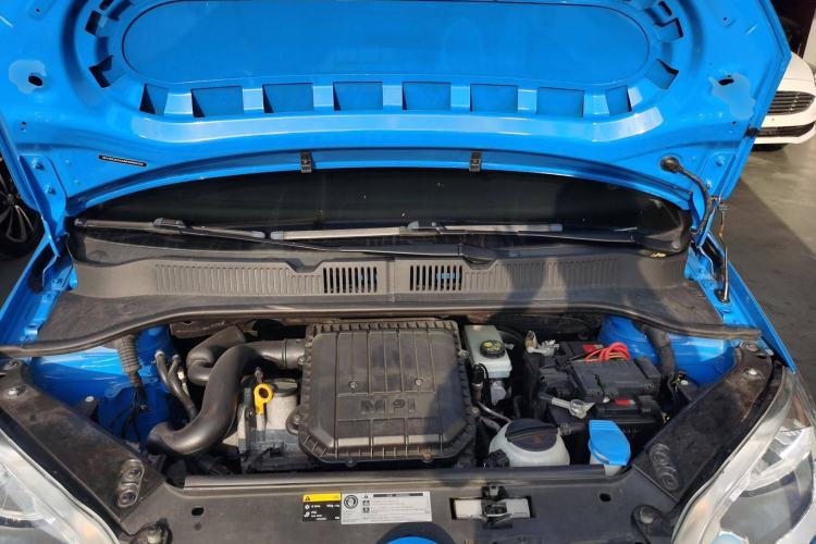 Used Volkswagen up! 2015 1.0L move up! Engine Bay