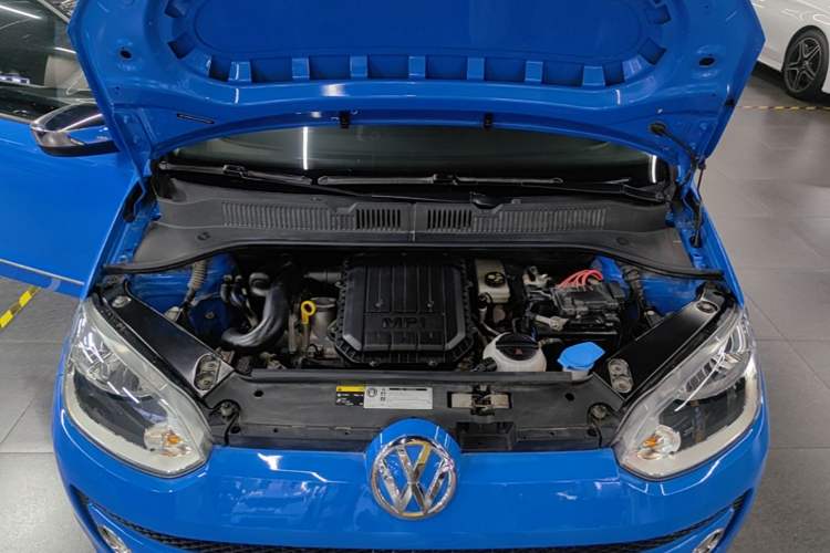 Used Volkswagen up! 2015 1.0L go high! Engine Bay