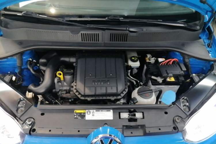 Used Volkswagen up! 2015 1.0L go high! Engine Bay