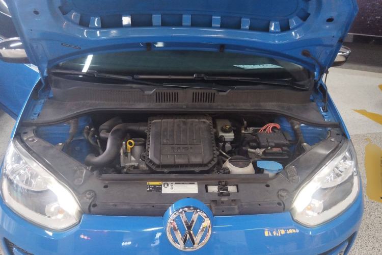 Used Volkswagen up! 2015 1.0L go high! Engine Bay