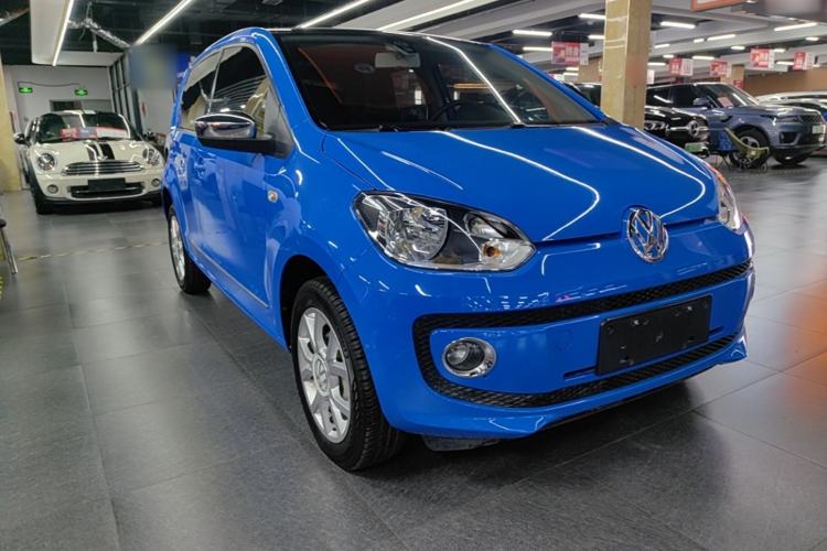 Used Volkswagen up! 2015 1.0L go high! Front Right 45 Deg