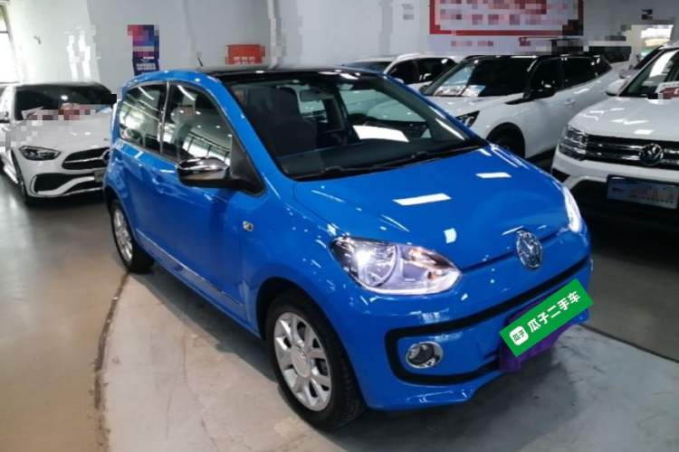 Used Volkswagen up! 2015 1.0L go high! Front Right 45 Deg