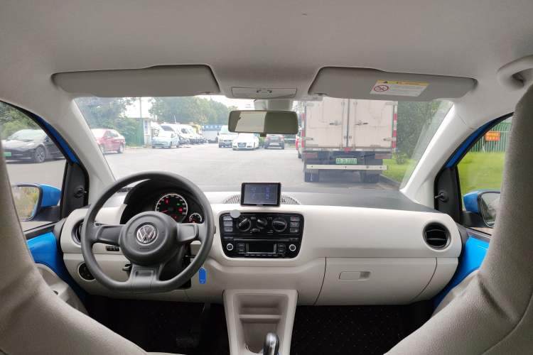 Used Volkswagen up! 2015 1.0L move up! Headliner