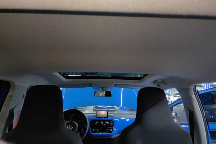 Used Volkswagen up! 2015 1.0L go high! Headliner