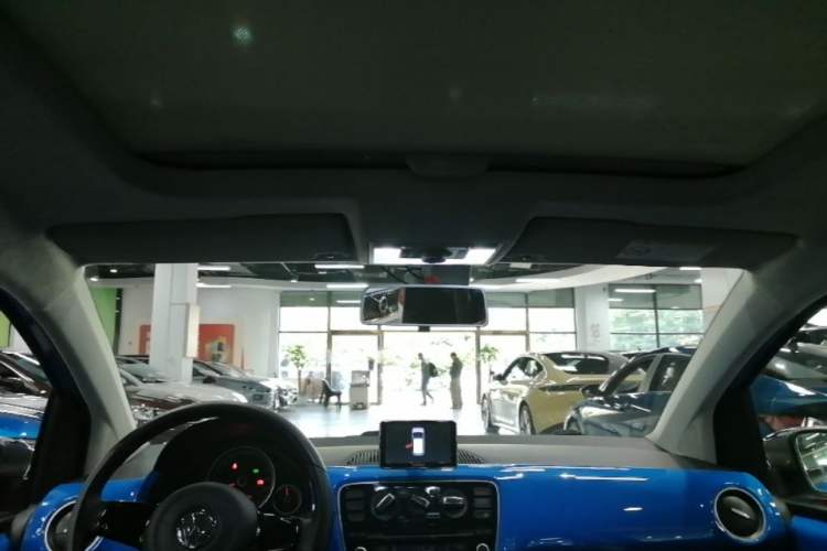 Used Volkswagen up! 2015 1.0L go high! Headliner