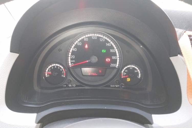 Used Volkswagen up! 2015 1.0L move up! Instrument Cluster