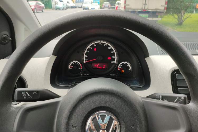 Used Volkswagen up! 2015 1.0L move up! Instrument Cluster
