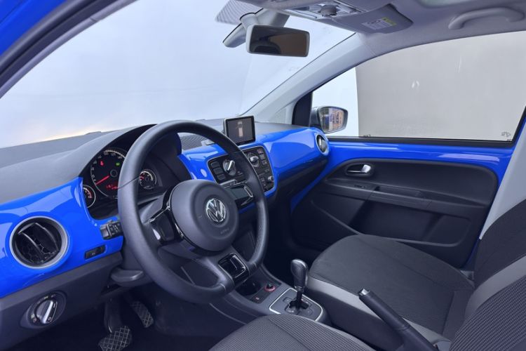 Used Volkswagen up! 2015 1.0L go high! Interior 10