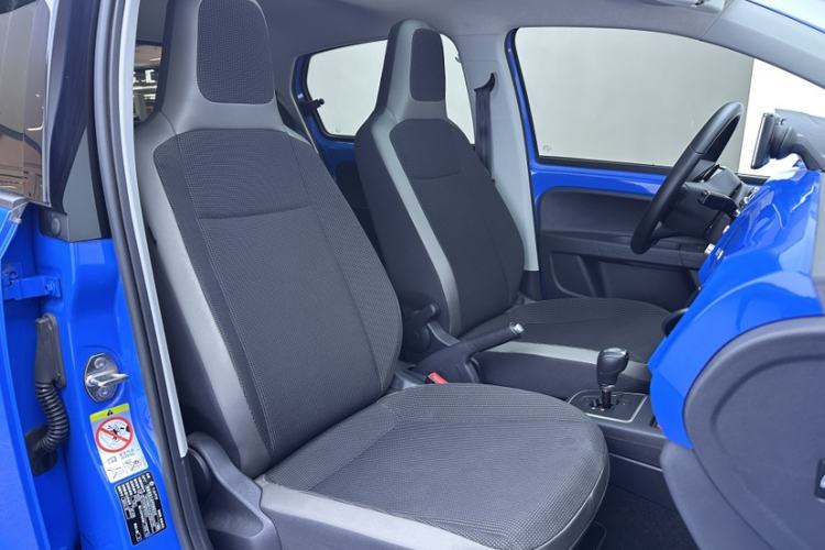 Used Volkswagen up! 2015 1.0L go high! Interior 11