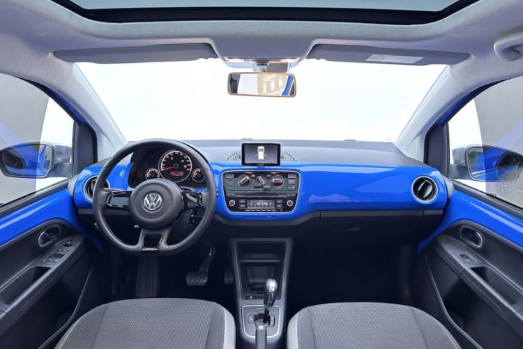 Used Volkswagen up! 2015 1.0L go high! Interior 12