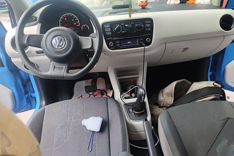 Used Volkswagen up! 2015 1.0L move up! Interior 2