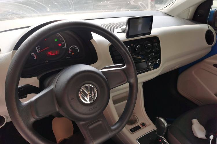 Used Volkswagen up! 2015 1.0L move up! Interior 2