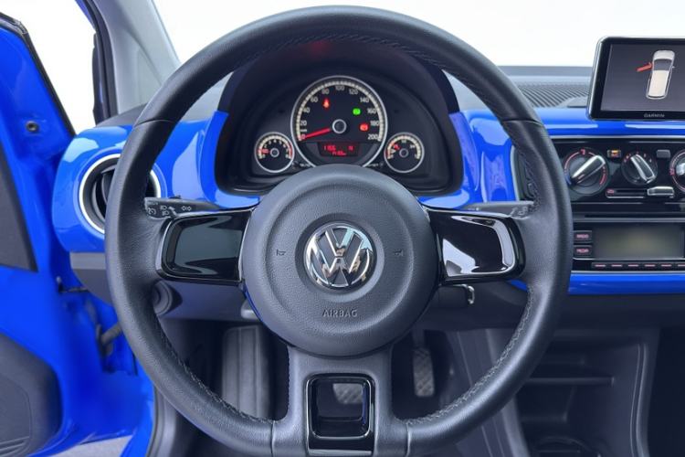 Used Volkswagen up! 2015 1.0L go high! Interior 2