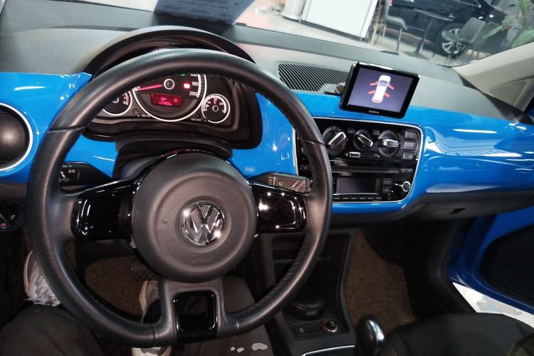Used Volkswagen up! 2015 1.0L go high! Interior 2