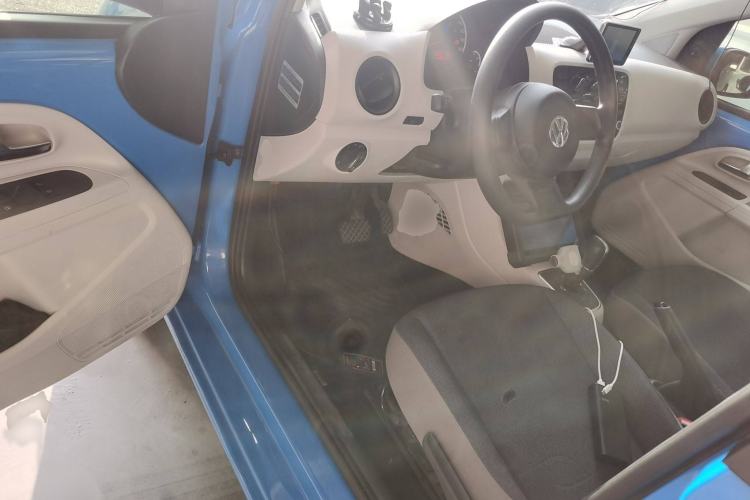 Used Volkswagen up! 2015 1.0L move up! Interior 3