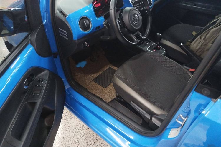 Used Volkswagen up! 2015 1.0L go high! Interior 3
