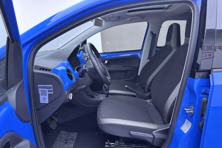 Used Volkswagen up! 2015 1.0L go high! Interior 4