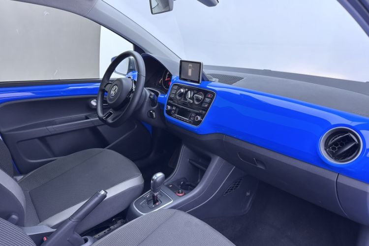 Used Volkswagen up! 2015 1.0L go high! Interior 5