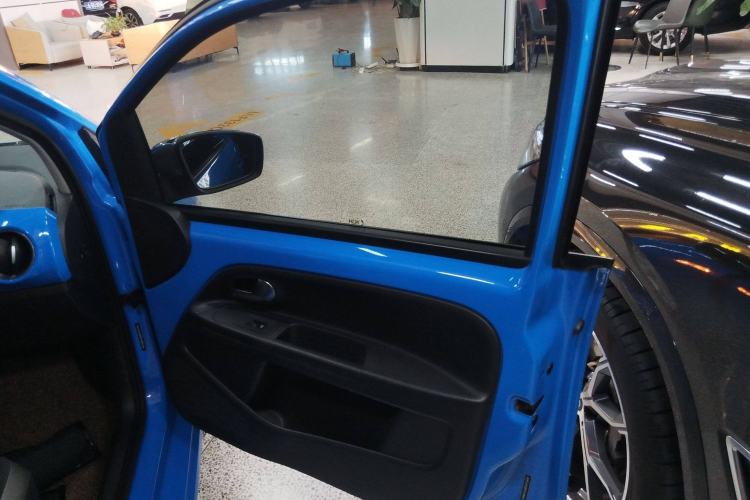 Used Volkswagen up! 2015 1.0L go high! Interior 5