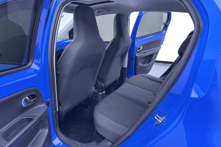 Used Volkswagen up! 2015 1.0L go high! Interior 6