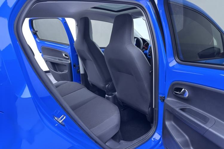 Used Volkswagen up! 2015 1.0L go high! Interior 7
