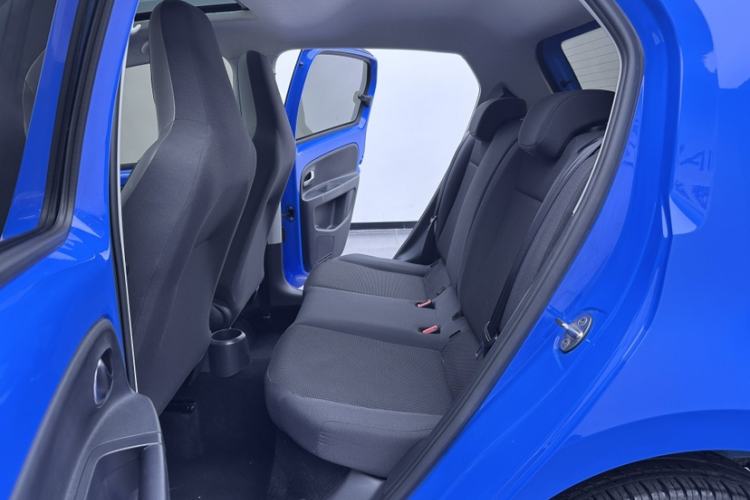Used Volkswagen up! 2015 1.0L go high! Interior 9