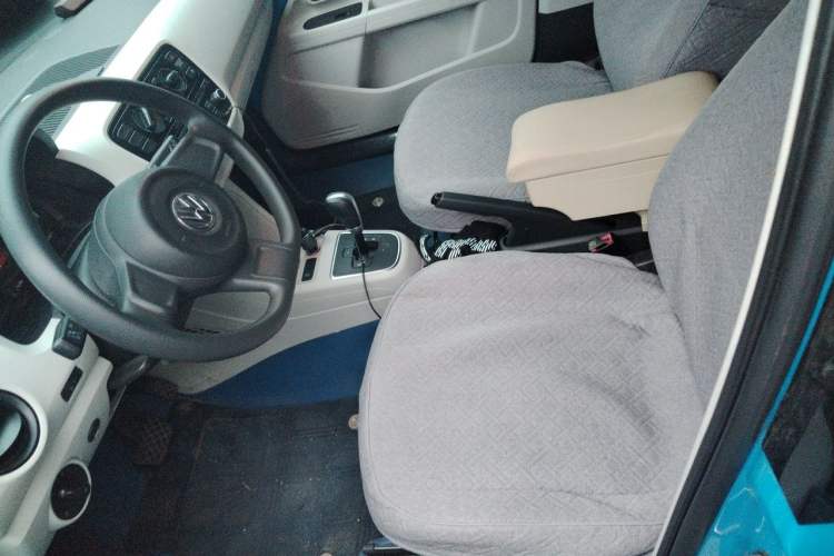 Used Volkswagen up! 2015 1.0L move up! Left Front Seat