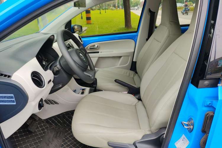 Used Volkswagen up! 2015 1.0L move up! Left Front Seat